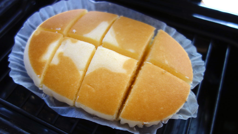 北海道チーズ蒸しケーキをカット。
