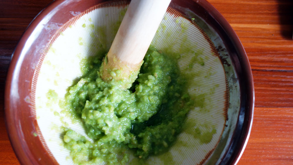 すり鉢でぐるぐる混ぜる。粘りもでる感じで枝豆がだんだんあんこっぽくなってくる。