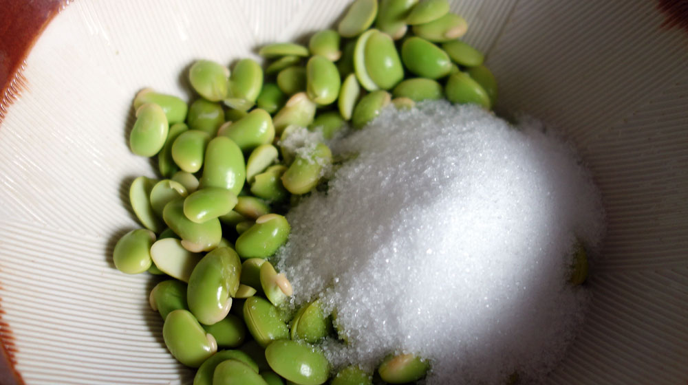 薄皮をむいた枝豆と砂糖をいれてこれからすりこぎで枝豆を潰しつつ混ぜる。