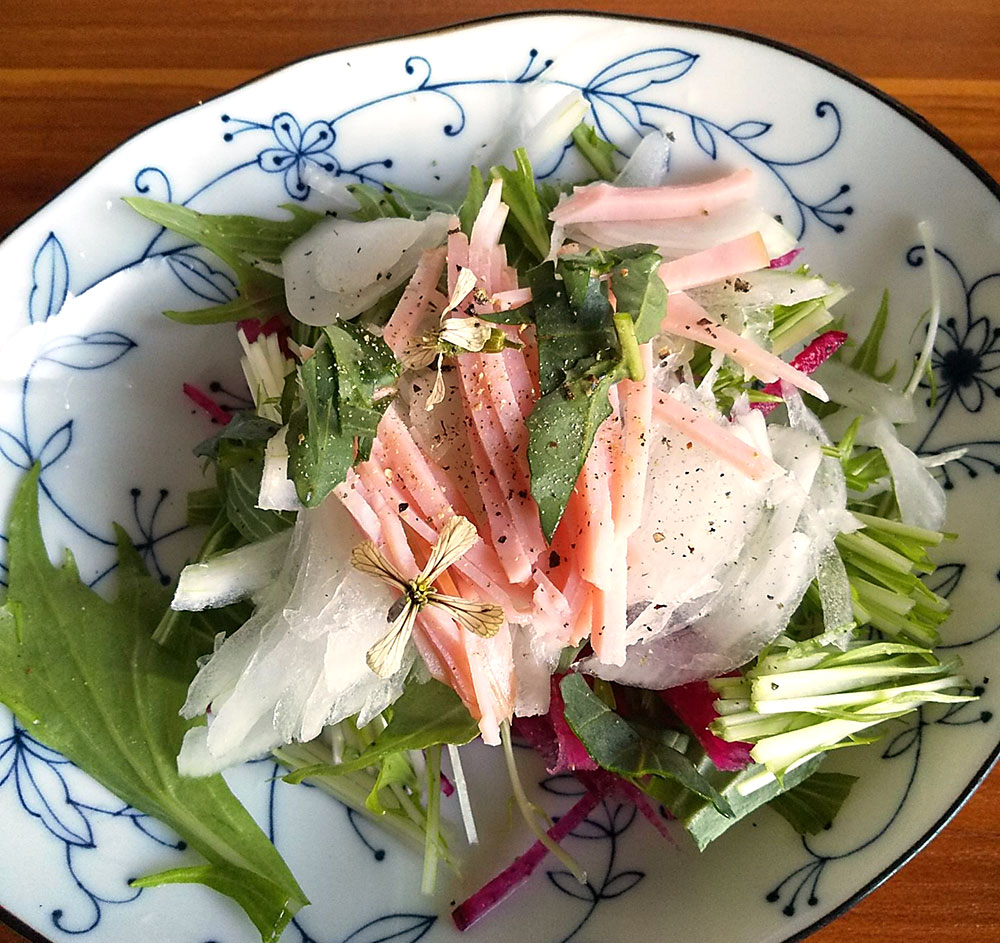 水菜、ハム、新玉ねぎ　赤大根にルッコラの花のサラダ