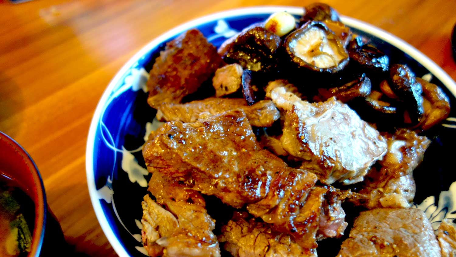 焼けたブラックアンガスビーフステーキは干しシイタケと一緒にお皿に盛り付け。盛ってしまうとステーキと思えない感じが・・・。