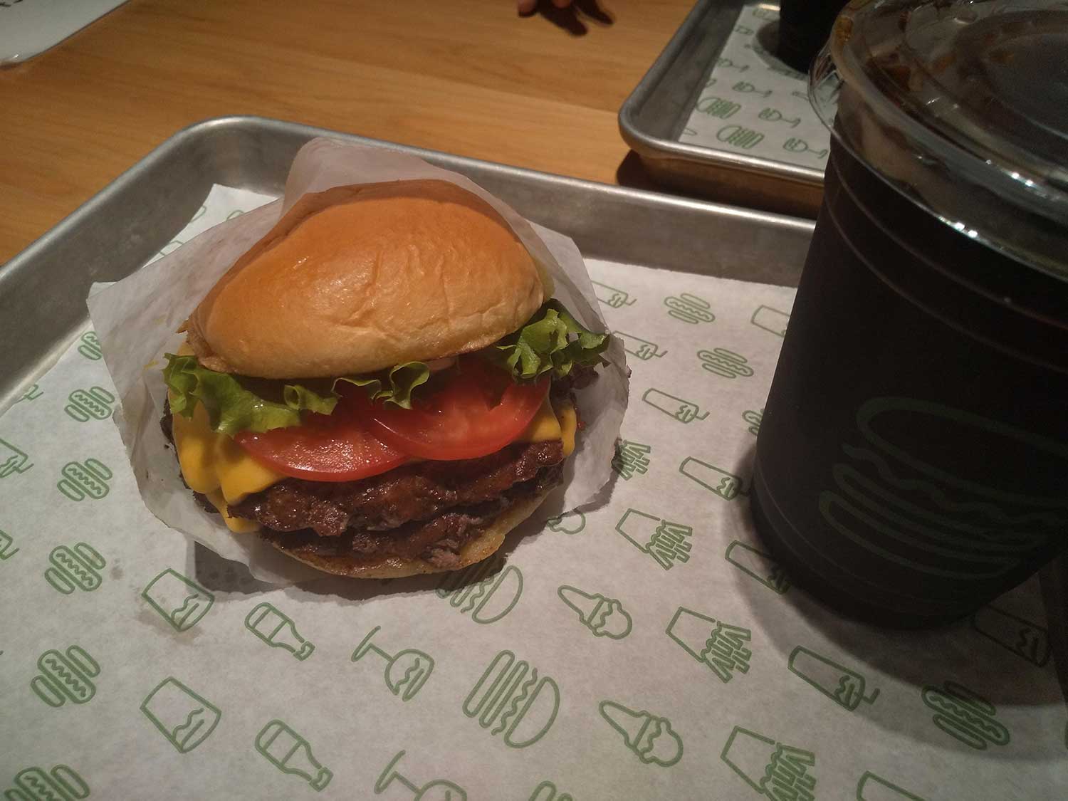 シャックバーガーのダブルとアイスコーヒー
