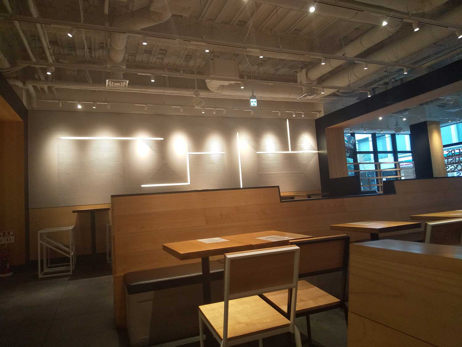 シェイクシャック京都烏丸店 おしゃれな店内。入ってすぐはお昼近くでお客さんは少な目。