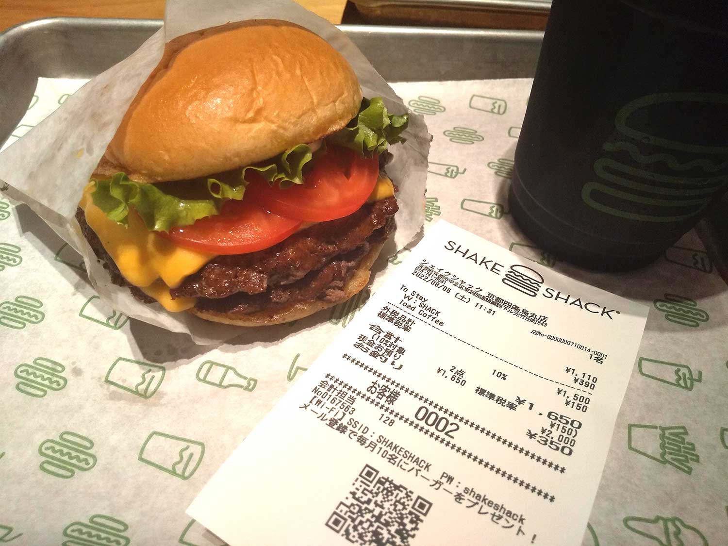 ハンバーガー(ShackBurgerシャックバーガー)とアイスコーヒーで1,650円なかなかのお値段。