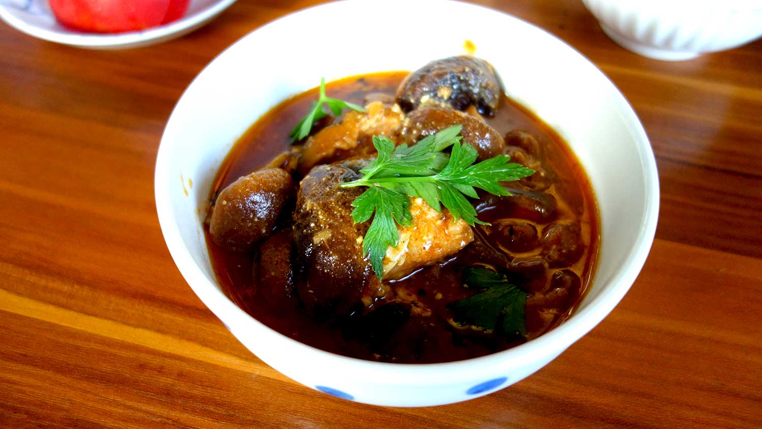 鶏もも肉のスパイスカレー。黒くて丸いのは干しシイタケ!