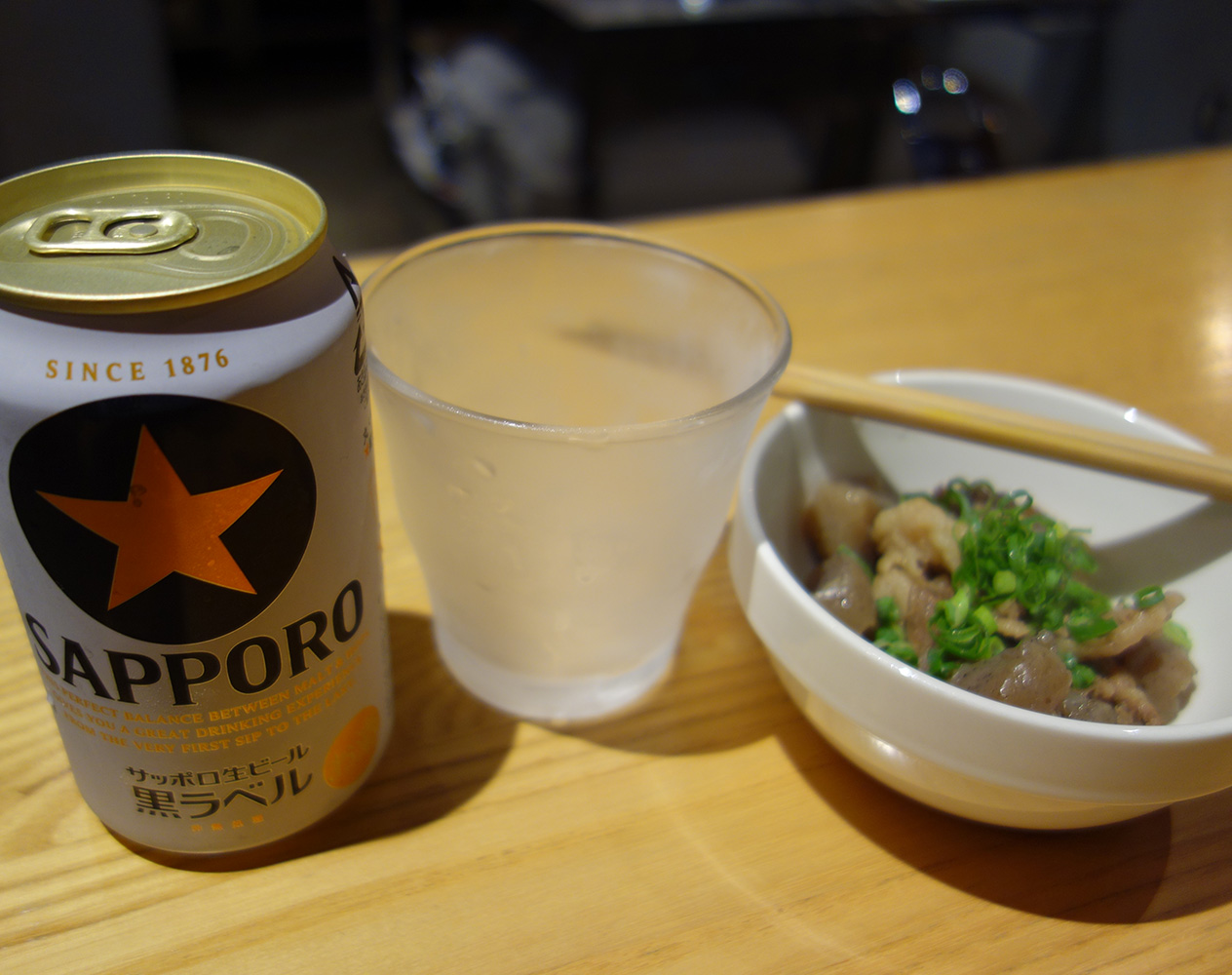 ひえひえの缶ビールにひえひえのグラス。とっても美味しい牛すじ煮込み