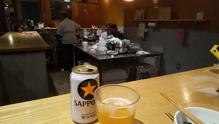 こあんさんのキッチン。お店の人（DECOさん）お料理中