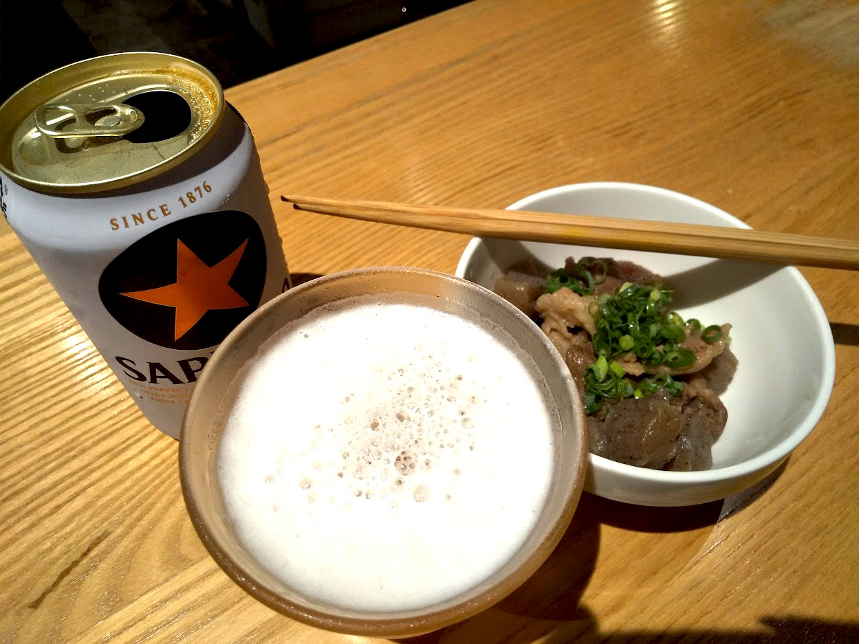 スタミナうどんが出来上がるのをビールと牛すじで待つ！