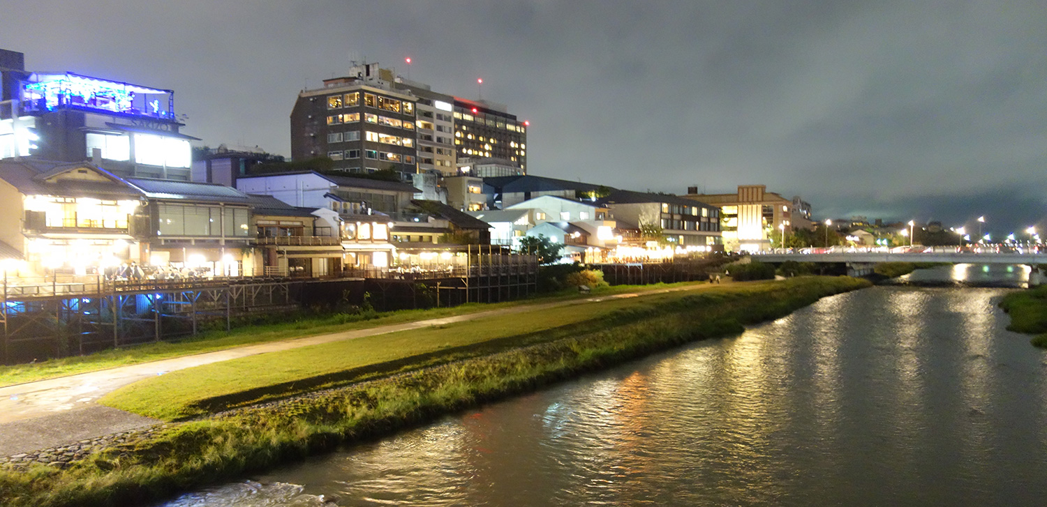 夜の京都、三条大橋の上から川上のほうを撮影。