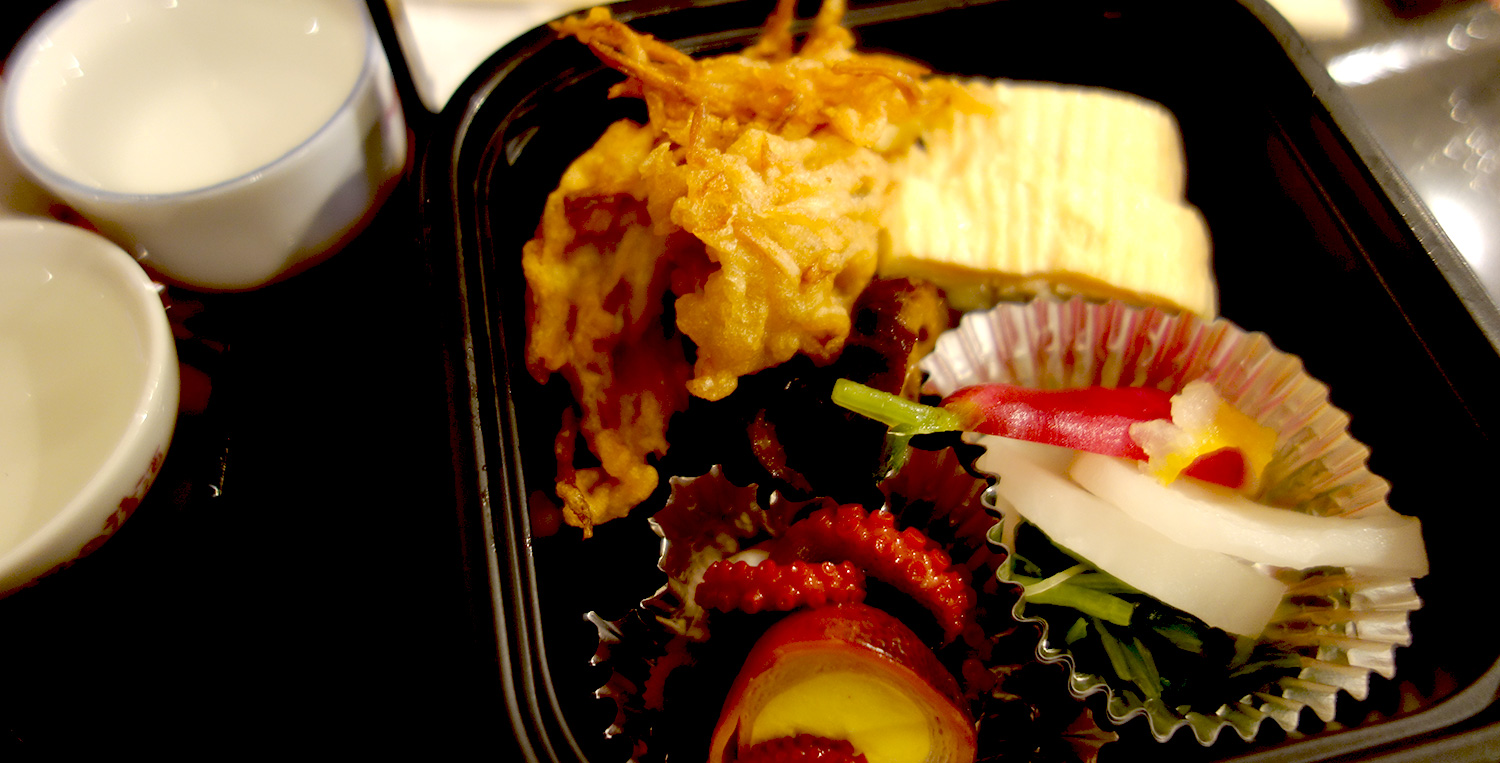 だし巻き、イイダコ、お漬物、天ぷら、利休麩だったかな? 錦市場内のお店の美味しいものを集めたセット。