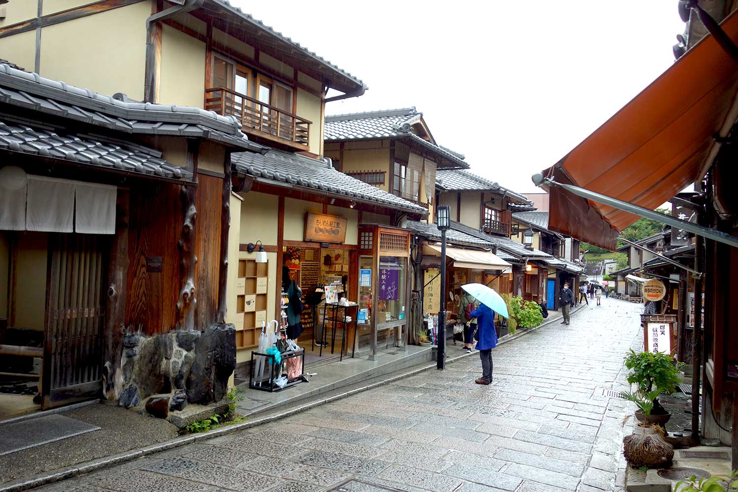 雨の清水寺参道。人が少なく、歩きやすい。