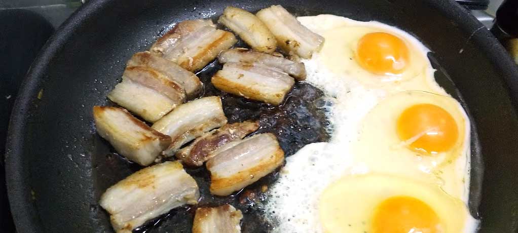 出町商店街の　出町岡田商会さんで買った豚バラブロックを使って作ったパンチェッタと目玉焼き。