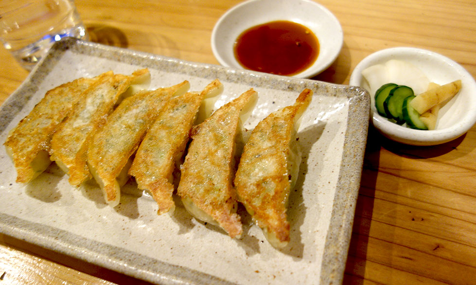 ぎょうざ処 亮昌さんで独り呑み。ビールセット(980円)の餃子。