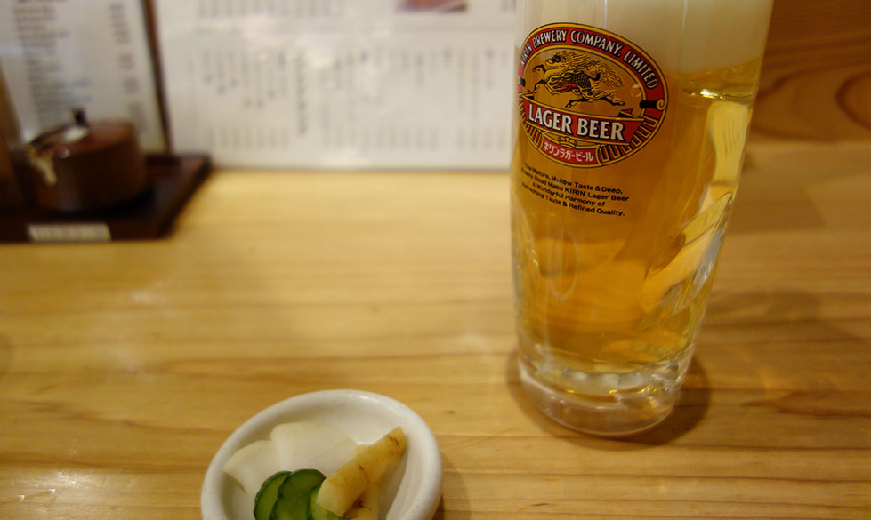 ぎょうざ処 亮昌さんで独り呑み。ビールセット(980円)のビールとお新香。