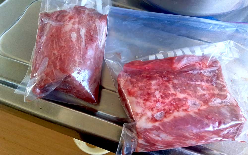 冷凍してあったトウガラシ肉を解凍して、ジップロックに入れなるべく空気を抜いてとじる。