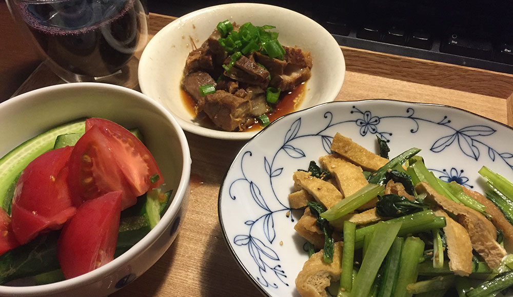 焼豚とワイン キュウリとトマト 油揚げと小松菜炒めの一人晩酌。