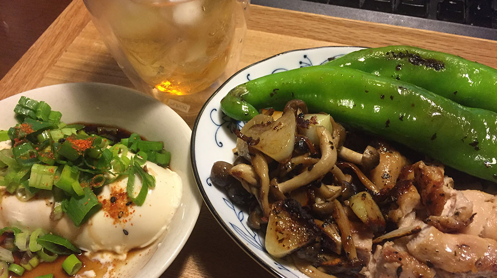 万願寺トウガラシと鶏肉、木の濃いため。と男前豆腐の冷ややっことお酒。