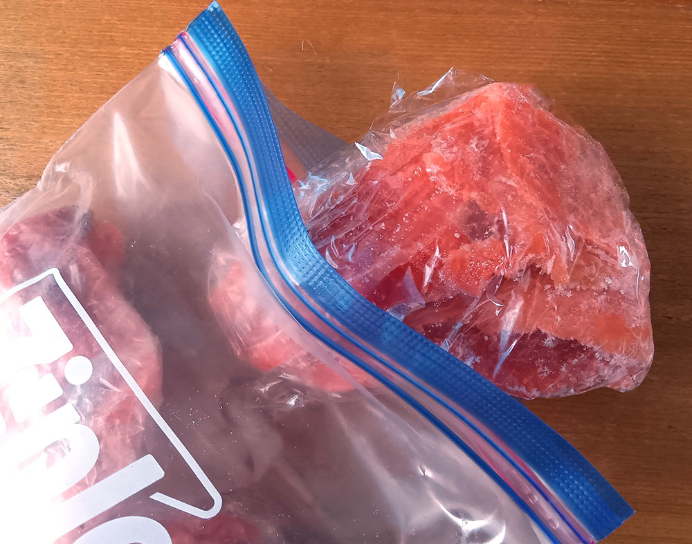 王子サーモンのスモークサーモンを一回分80グラム目安でラップで小分けにしてジップロックにまとめて冷凍行へ。