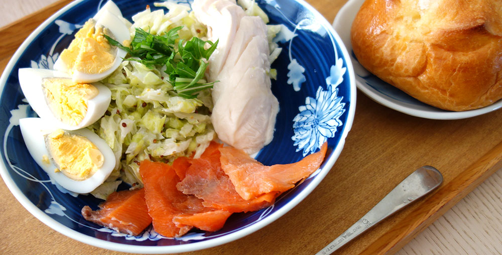 ゆで卵・キャベツとオニオンスライスのマスタードマヨサラダ。粒マスタードが利いてて美味しい。・低温調理の鶏むね肉と王子サーモンのスモークサーモン