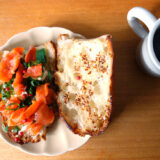 スモークサーモンとクリームチーズのバゲットサンド｜簡単おうちランチ