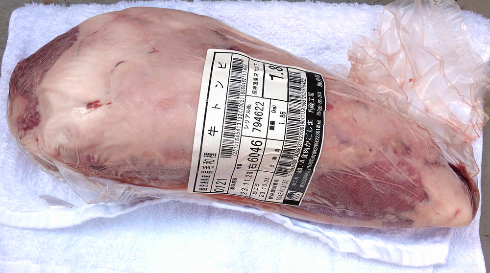 大きなお肉がごろんと届く。JAでかった黒毛和種牛トンビ。1.8キロ。